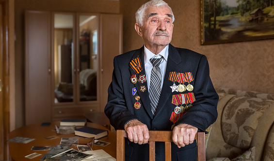 Росатом поздравил со 100-летним юбилеем ветерана Белгородской ТЭЦ Николая Фалькова